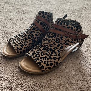 Like new blowfish leopard gladiator sandals women’s size 6.5